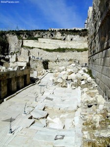 temple dented street Stones thrown down by the Roman destruction literally dented the Herodian streets below.