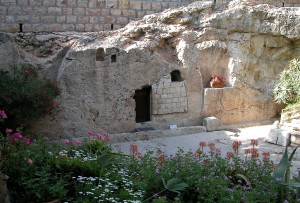 Garden Tomb The Garden Tomb, owned and maintained by the Protestant Garden Tomb Association of London, is a popular alternative to the site of the Church of the Holy Sepulchre because of its peaceful setting and lack of religious paraphernalia.